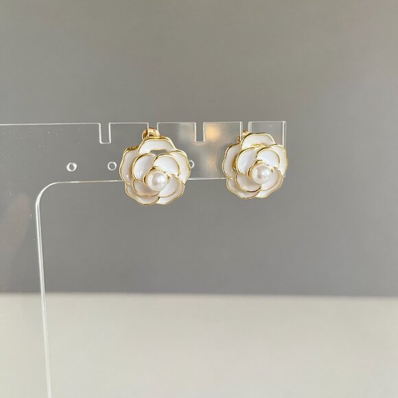 CAMELLIA FLOWER EARRINGS - Picture 3 of 7
